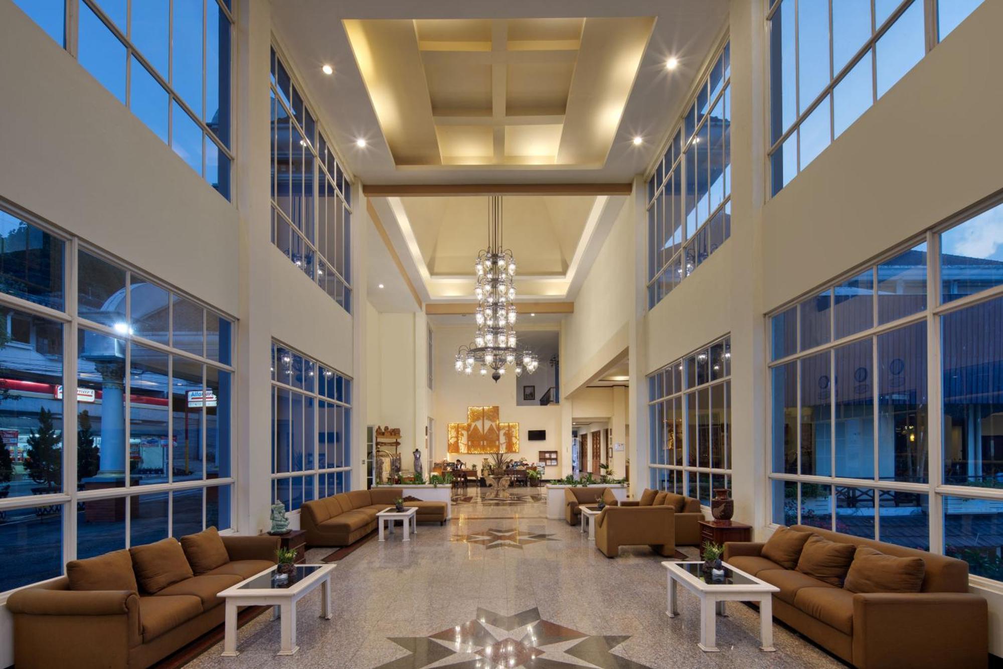Royal Hotel And Convention Tretes Prigen Exterior photo