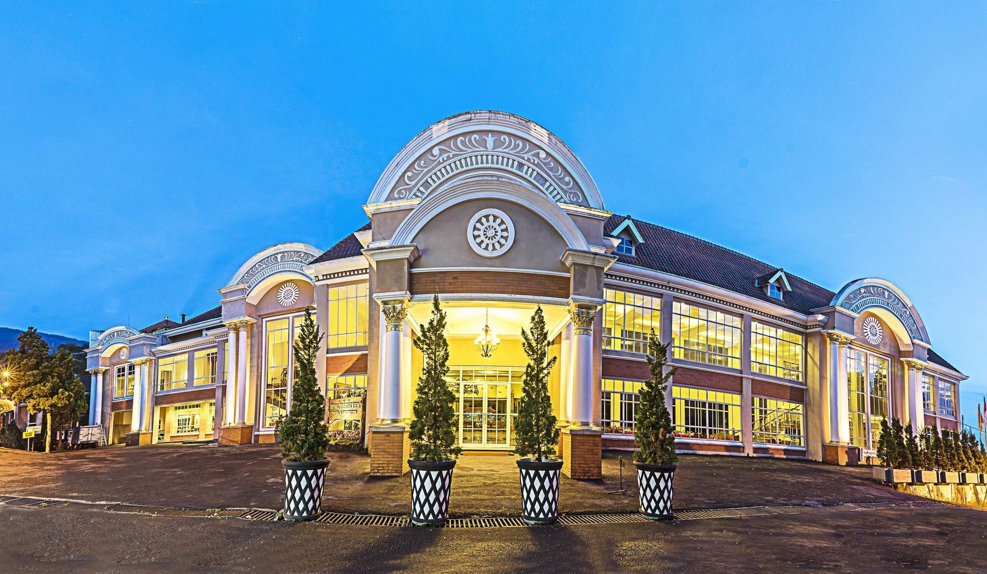 Royal Hotel And Convention Tretes Prigen Exterior photo